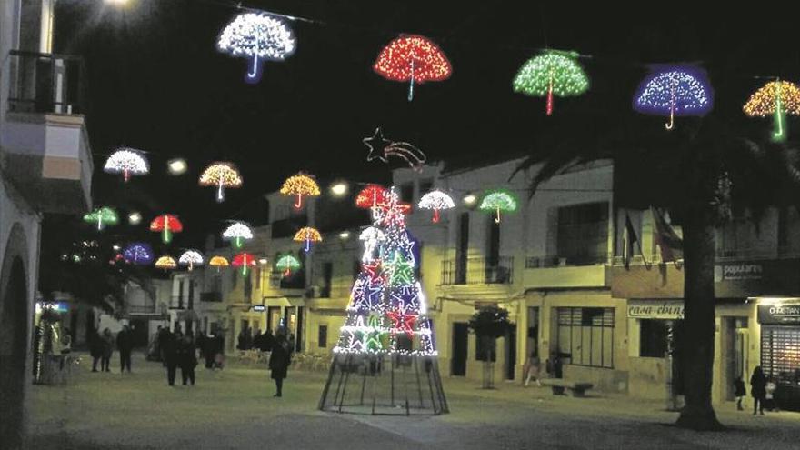 Los paraguas veraniegos de colores se usan para iluminar las navidades