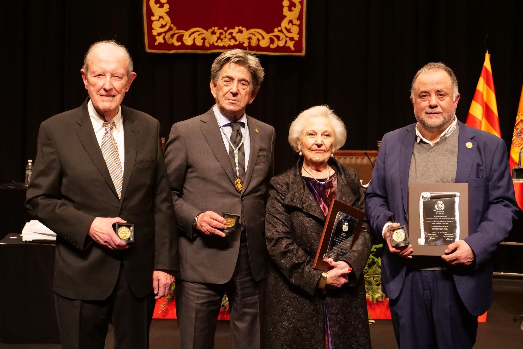 Las imágenes de la entrega de las medallas de oro de Vila-real a Porcelanosa, Carmelitas y 'Quique' y la distincion de Hijo Predilecto a Diego Dualde