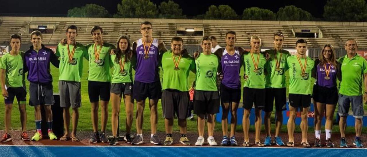 Los atletas con su entrenador desplazados al Campeonato de España al Aire Libre disputado en Getafe el pasado fin de semana.