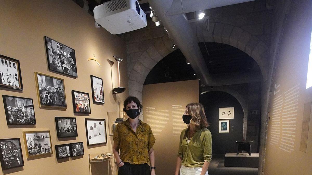 2 Dos visitants de la mostra, observant la taula «Tour», de Gae Aulenti. 3 Cadires com aquesta, de bronze,  podien sorgir només de la ment dels surrealistes, no en va el seu creado, Alberto de Braud la va anomenar «Un lloc incòmode». |   