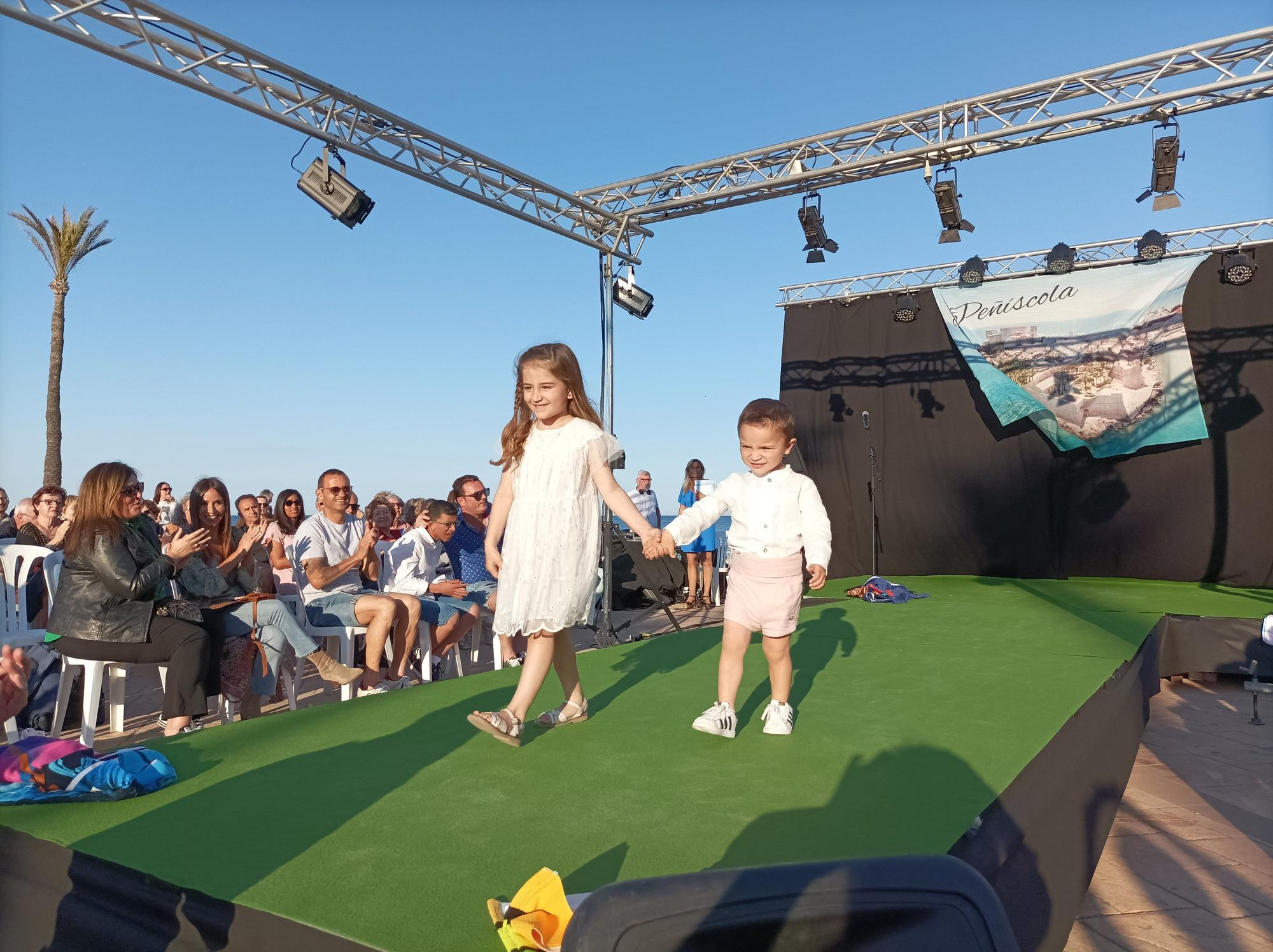 Así ha sido el desfile de moda celebrado en Peñíscola a favor del comercio local