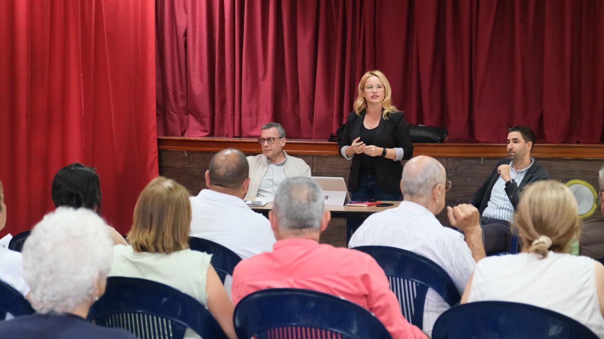 El Ayuntamiento analiza junto a vecinos y vecinas de Casa Ayala el inicio de una modificación menor del PGO.