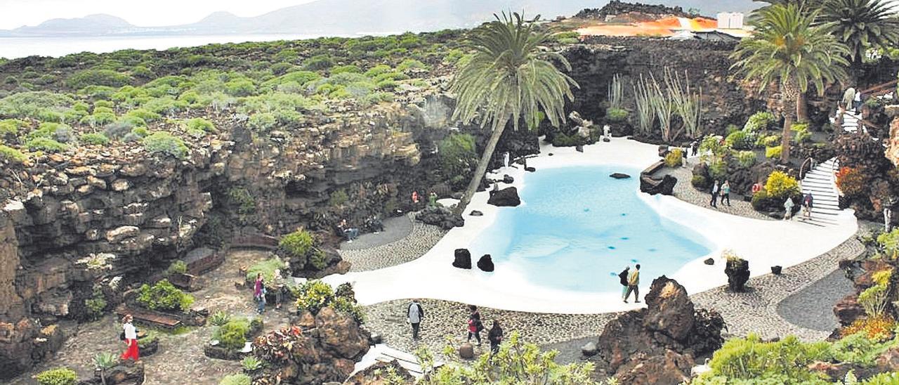 Piscina de Jameos del Agua, espacio creado por César Manrique e integrado en el paisaje natural.