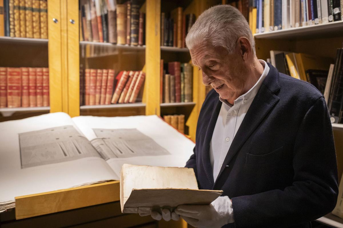 Jordi Clos, con el ejemplar del libro de 1635 de Atahnassi Kircher, y detrás, un tomo de 'Description de l'Egypte'.