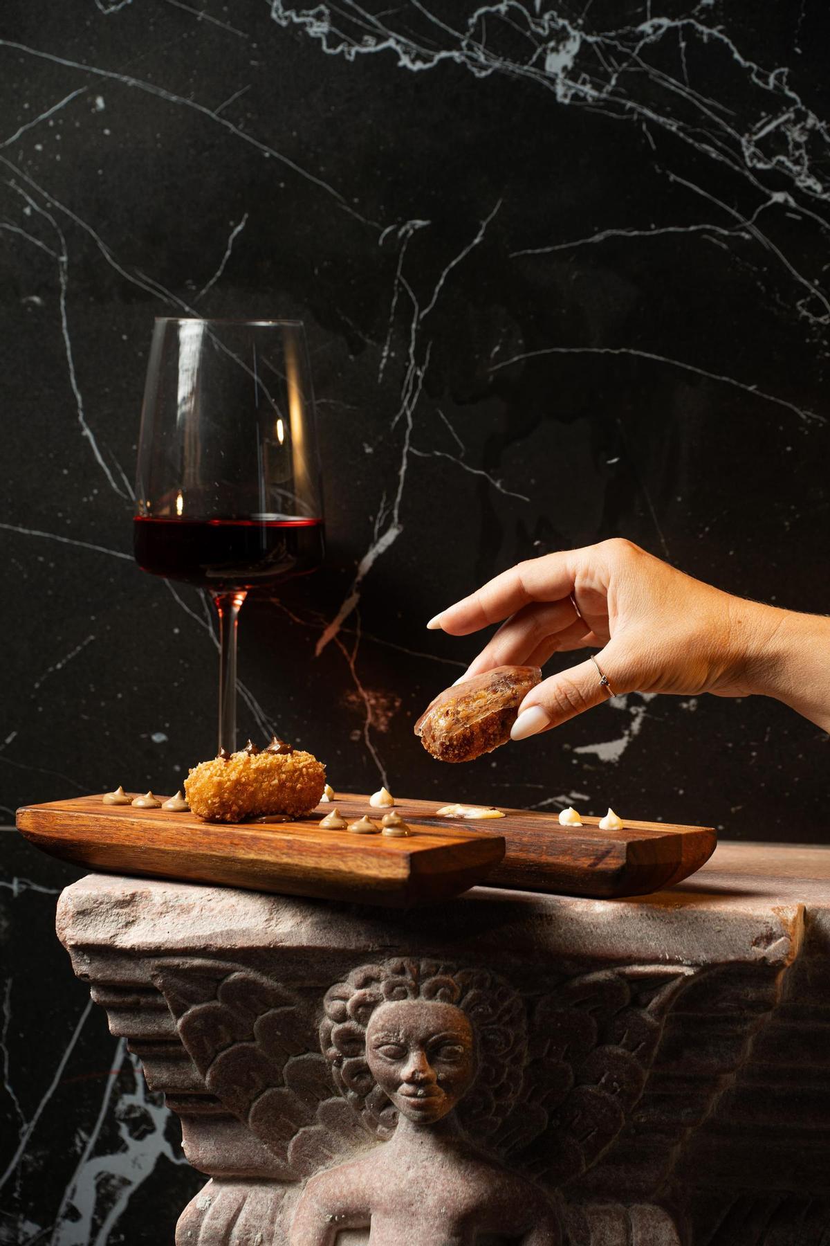 Más allá de las copas, lo que sostiene la experiencia de Misto es su cocina.