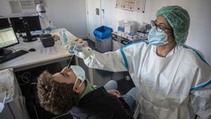 Un metge de primària atén al dia més de 100 pacients amb covid
