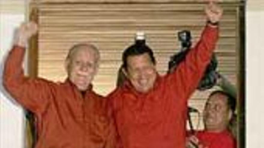 Chávez gana el referendo y seguirá hasta el 2007 en la presidencia de Venezuela