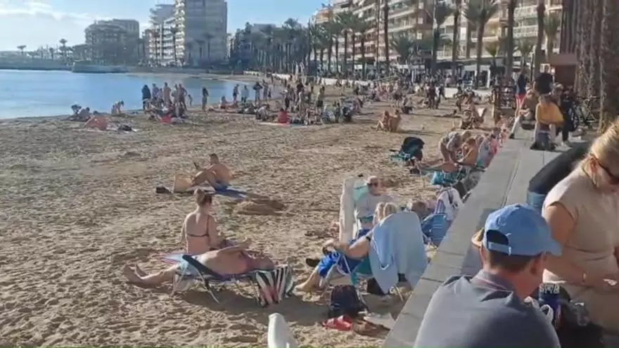 Así estaba la playa del Cura de Torrevieja la última tarde de 2025 con los turistas disfrutando del sol invernal