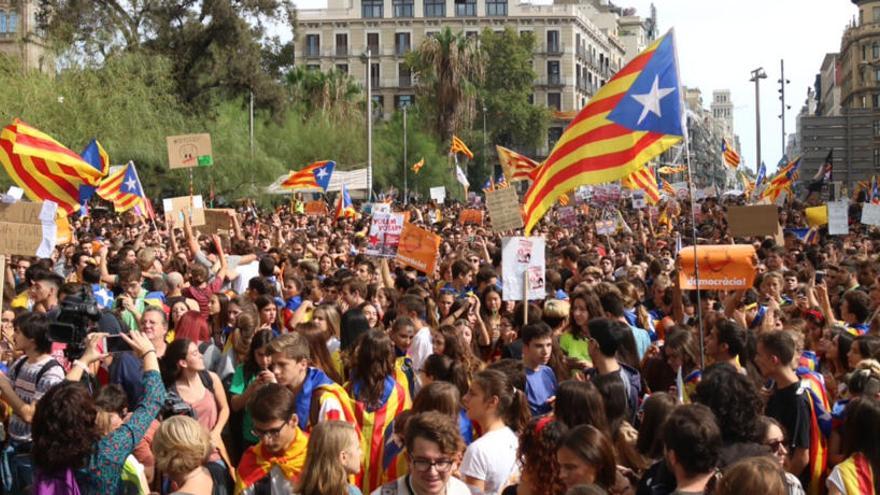 Els estudiants, reunits a la plaça Universitat de Barcelona.