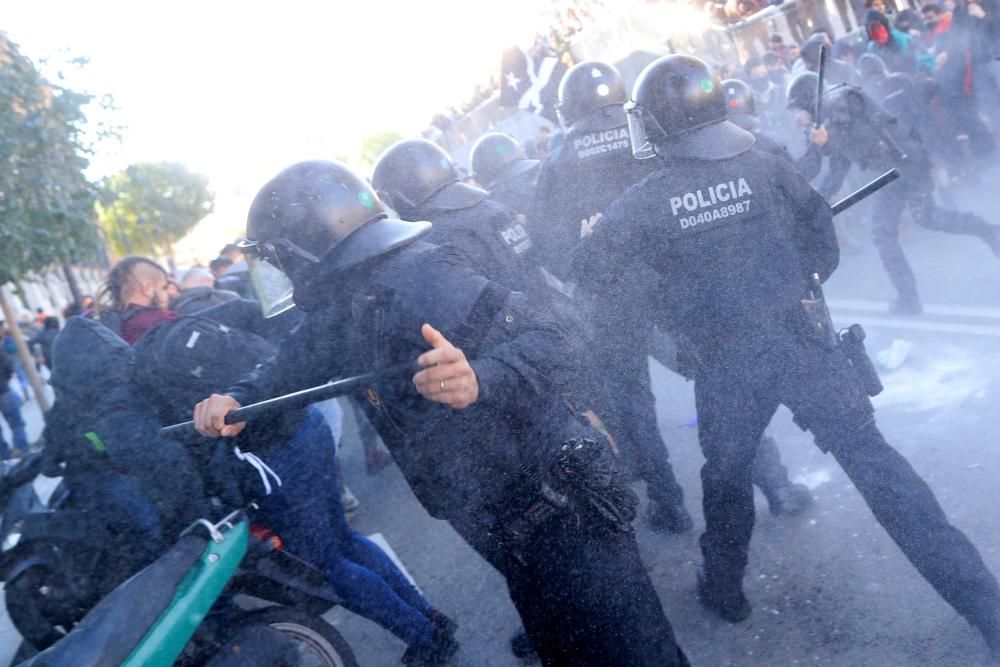 Momentos de tensión tras una carga de los Mossos contra los CDR