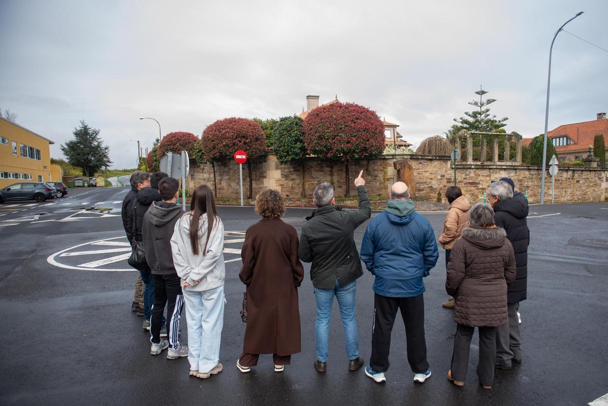 Vecinos afectados por los robos posan de espaldas en la zona para preservar su identidad ante los delincuentes