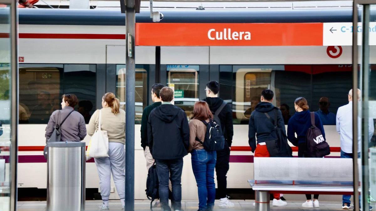 Usuarios de la línea C1 del ferrocarril, en la estación de Cullera, en una imagen de archivo.