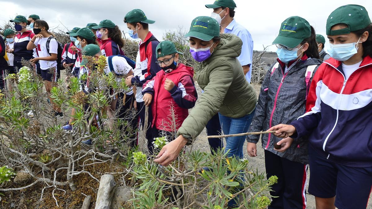 Belén Hidalgo con un grupo de escolares en El Lasso