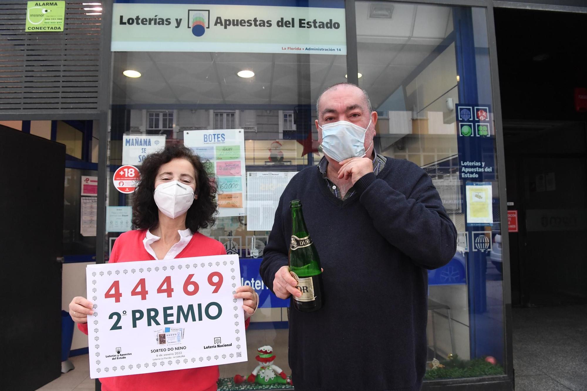 Loteros que repartieron el premio en la plaza de Lugo de A Coruña