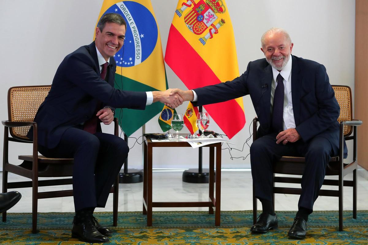 Pedro Sánchez visita a Lula Da Silva en Brasil para buscar inversiones. El presidente, acompañado de Garamendi y varios empresarios, intenta reforzar negocios de las compañías españolas.
