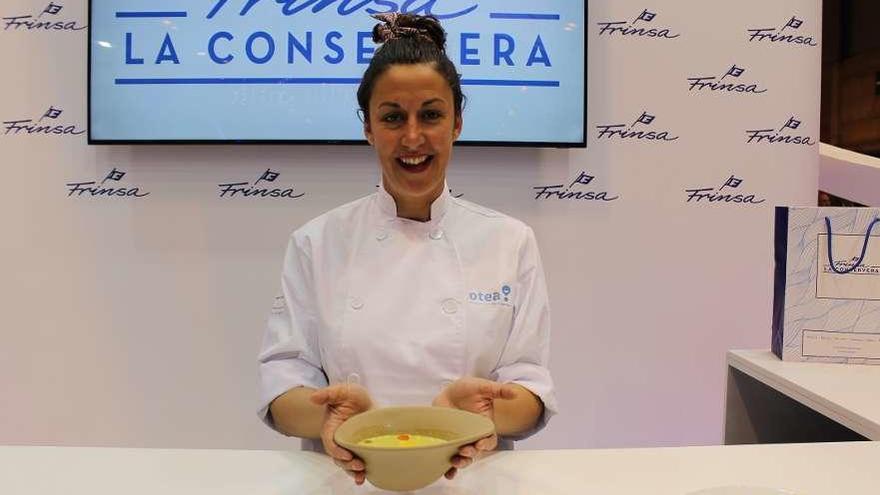 Ana Morollón muestra su plato &quot;Berberecho triguero&quot;, ayer, en el IFEMA de Madrid.