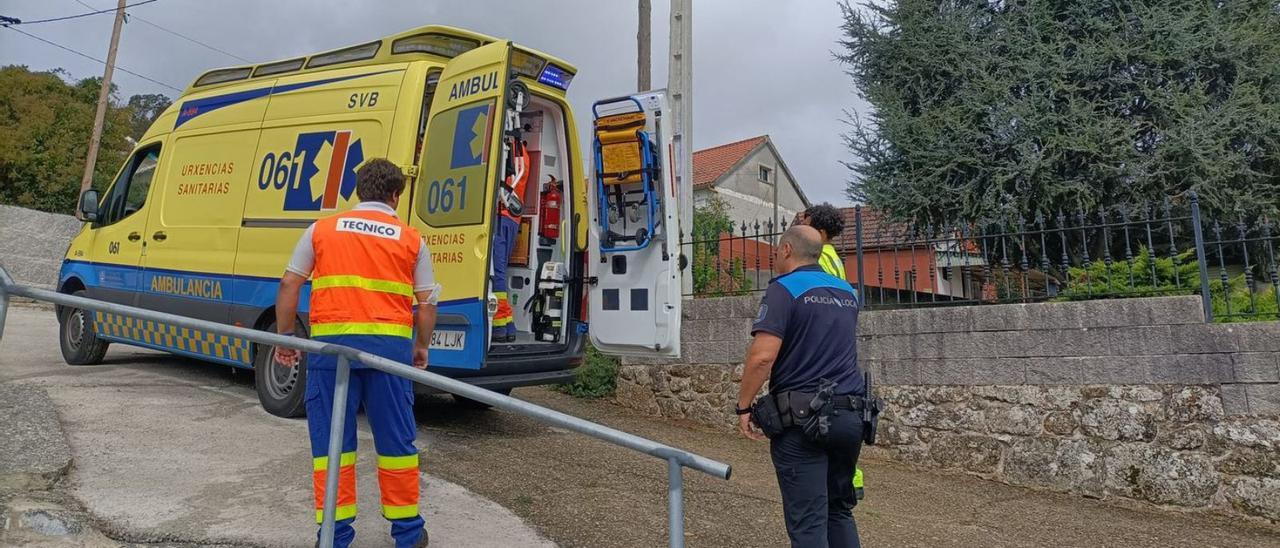 Un equipo de emergencias sanitarias y una patrulla de la Policía Local acudieron al domicilio.