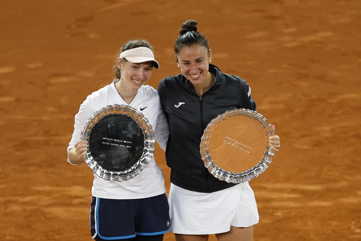 Cristina Bucsa y Sara Sorribes después de ganar el Mutua Madrid Open