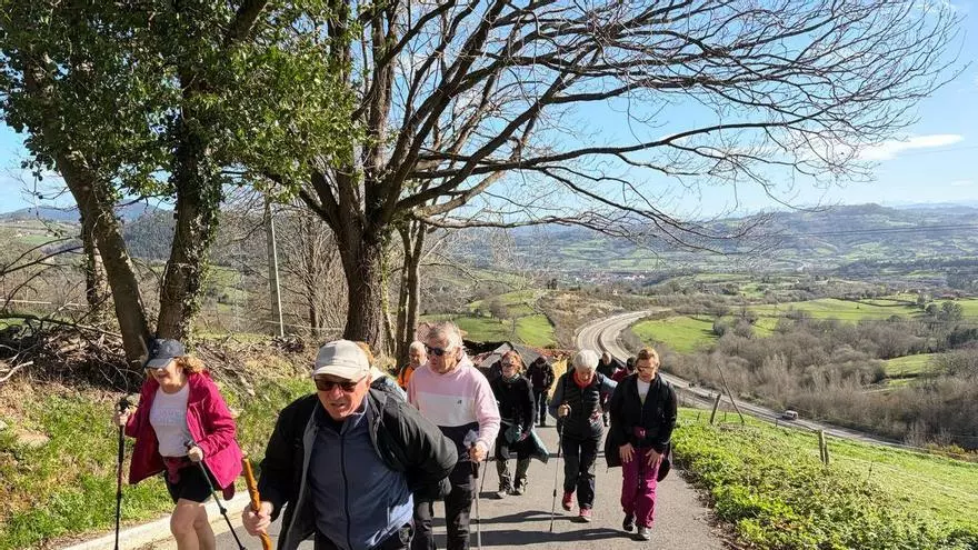 Las rutas saludables del Grupo Montañero Moscón ganan adeptos con cada salida: "Conoces gente y haces ejercicio"