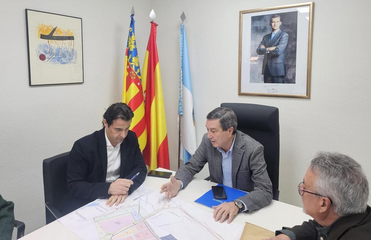 El conseller Marciano Gómez en su reunión con el alcalde de Torrevieja.