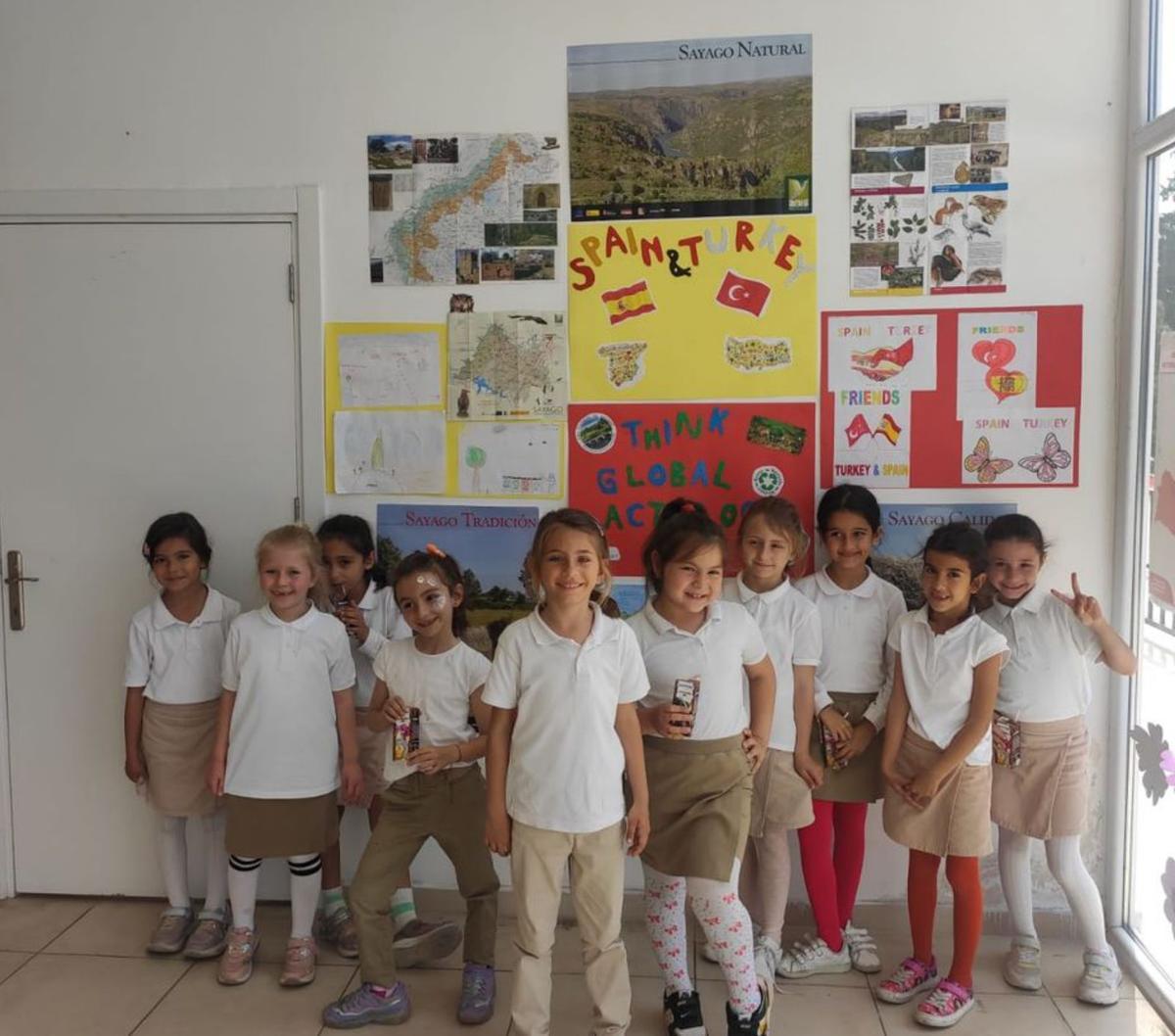 Cartelería sayaguesa en el centro escolar de Turquía. | Cedida