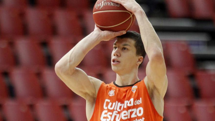 Lucic, en un entrenamiento en La Fonteta