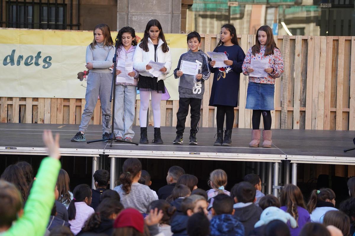 Els infants que van llegir el manifest, alumnes de l'escola Ítaca