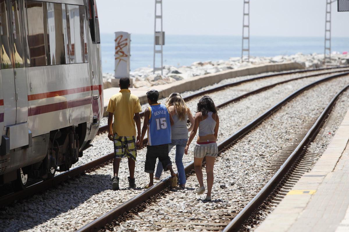 Un grupo de jóvenes cruza las vías de Castelldefels, el 25 de junio de 2010, dos días después de que en esa estación fallecieran 12 personas