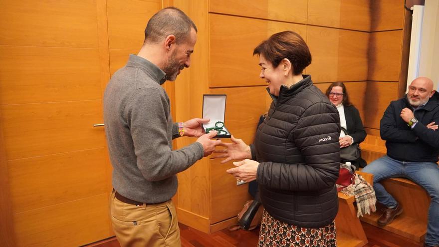 Último pleno del año en Siero con medalla para los concejales de la anterior Corporación