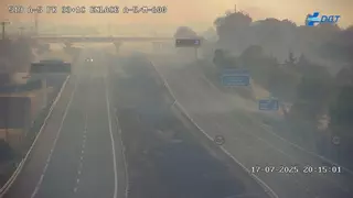 Ayuso pide la colaboración ciudadana para que los equipos de extinción trabajen en la A5