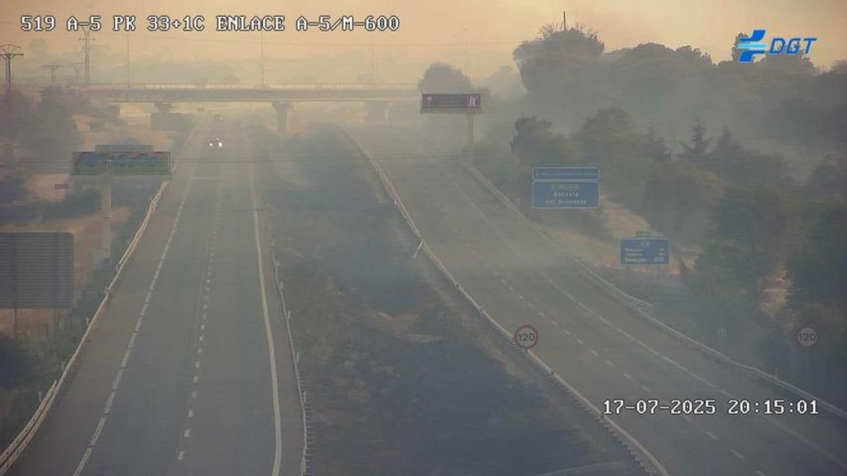 La A5 cubierta por el humo del incendio de Méntrida.