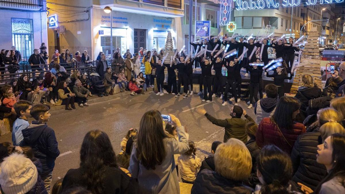 Un espectacle ha animat la inauguració de la Fira de Nadal de Vila-real, que romandrà oberta fins el 3 de gener.