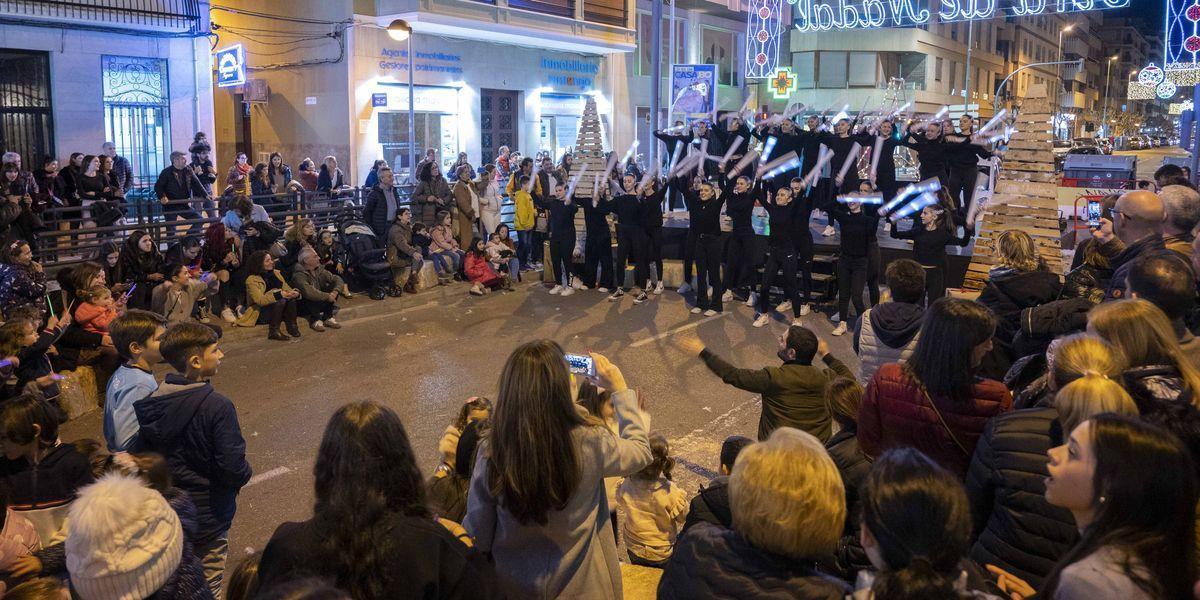 Un espectacle ha animat la inauguració de la Fira de Nadal de Vila-real, que romandrà oberta fins el 3 de gener.
