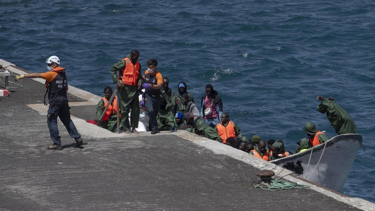 Desembarco de un cayuco que arribó a El Hierro con 60 personas.