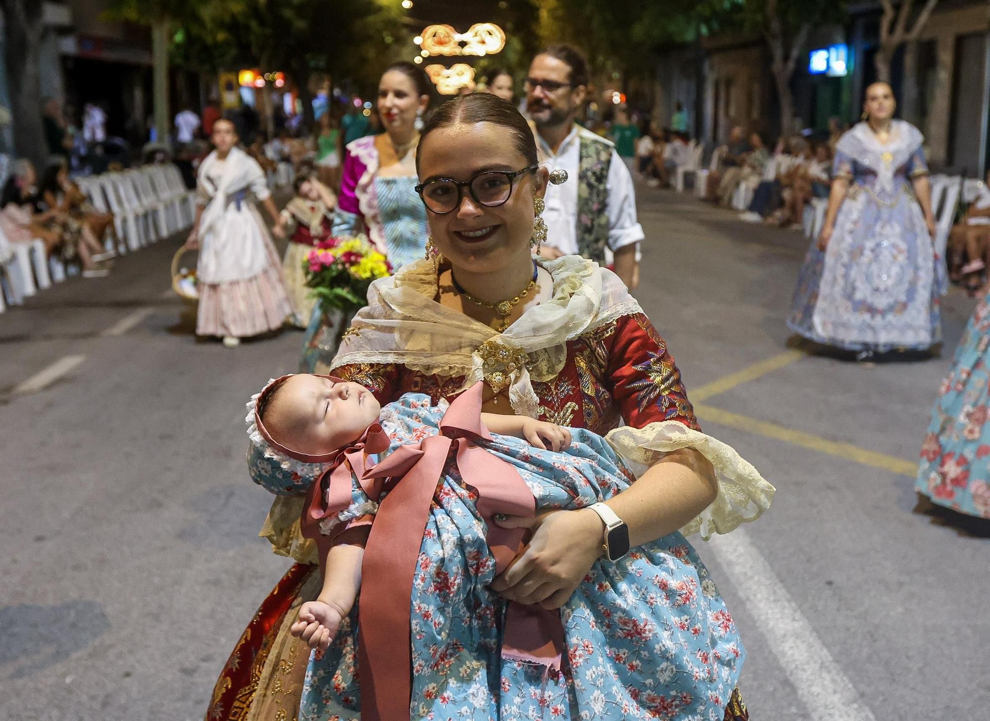 Ofrenda de flores y alimentos en honor al Cristo de la Paz por las fiestas de Sant Joan