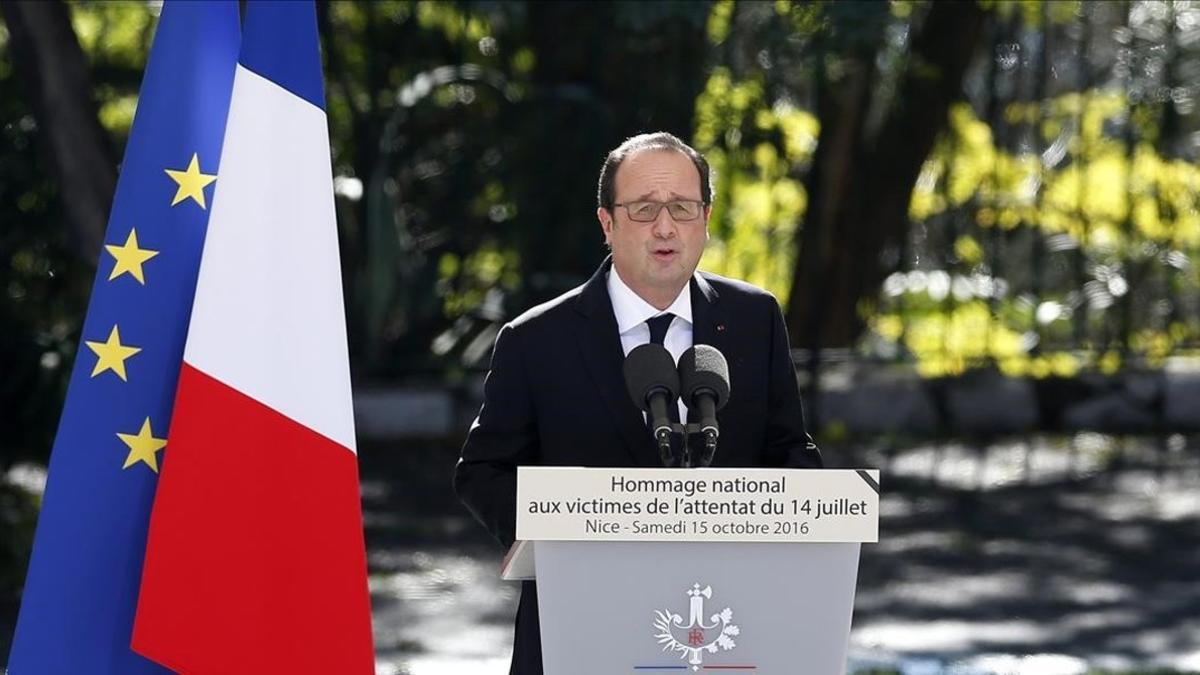 Hollande, durante su discurso en la ceremonia de homenaje a las víctimas del atentado del Paseo de los Ingleses, en Niza, este sábado.