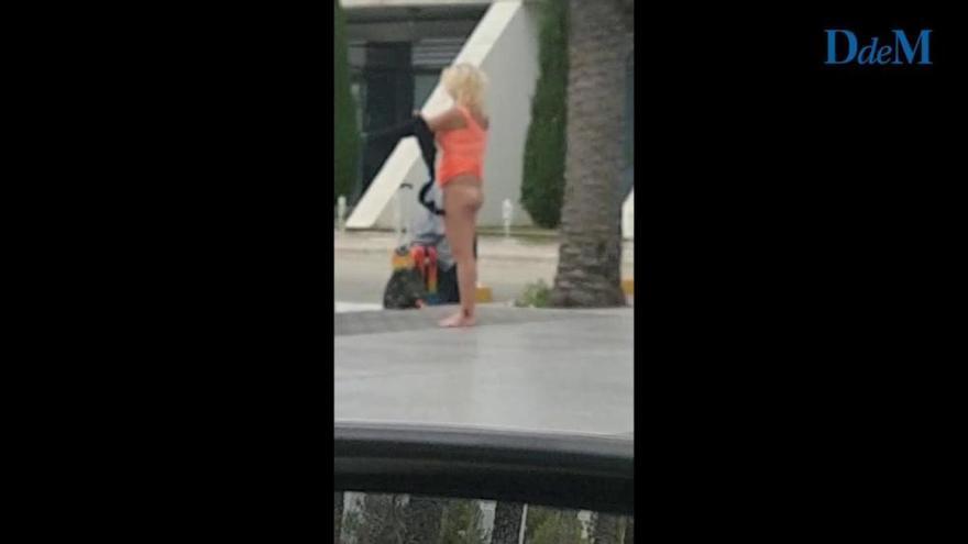 Una turista se desnuda en el aeropuerto de Palma