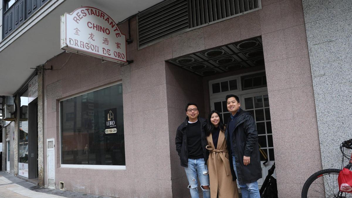 De izquierda a derecha, Shaowei Liu Zhu, y sus hermanos Lisa e Iván, a las puertas del Dragón de Oro.