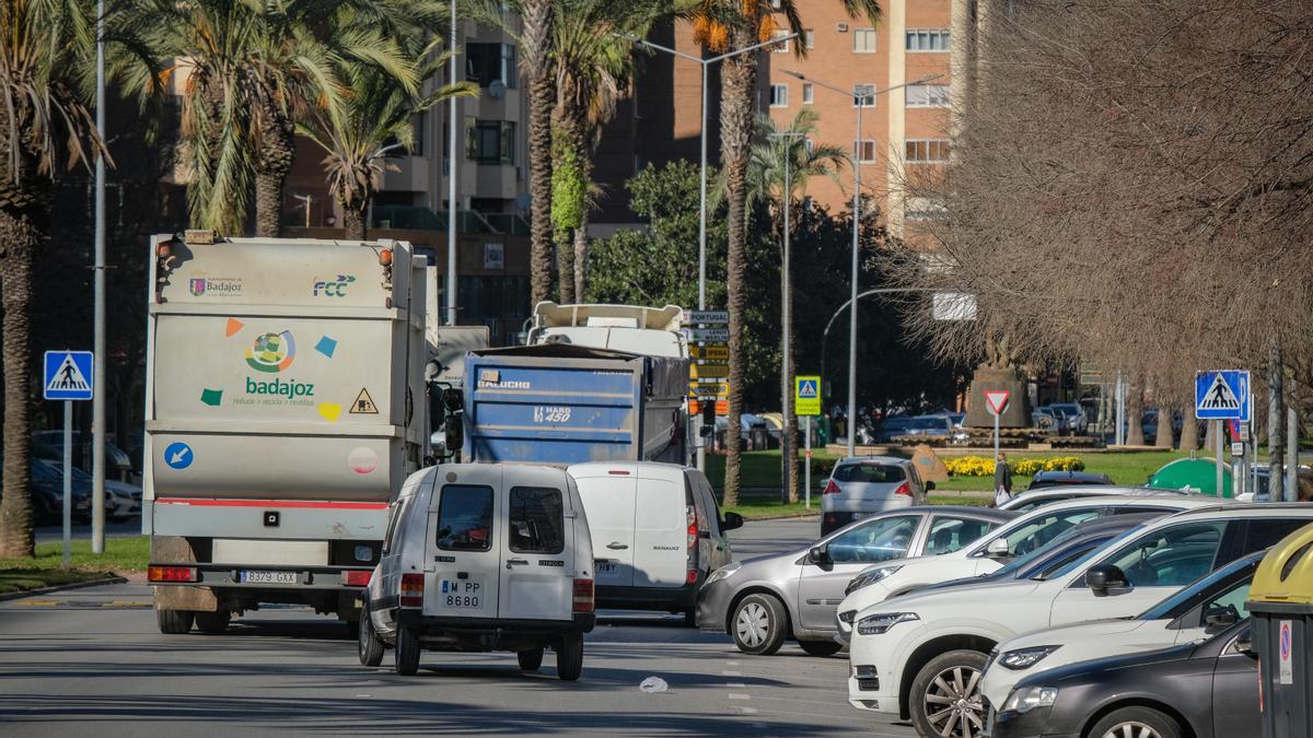 Aparcamientos 'en espiga' de la avenida Sinforiano Madroñero.