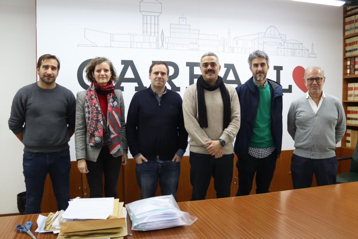 O alcalde, Daniel Pérez, cuarto esquerda, cos arquitectos gañadores, terceiro e quinto.