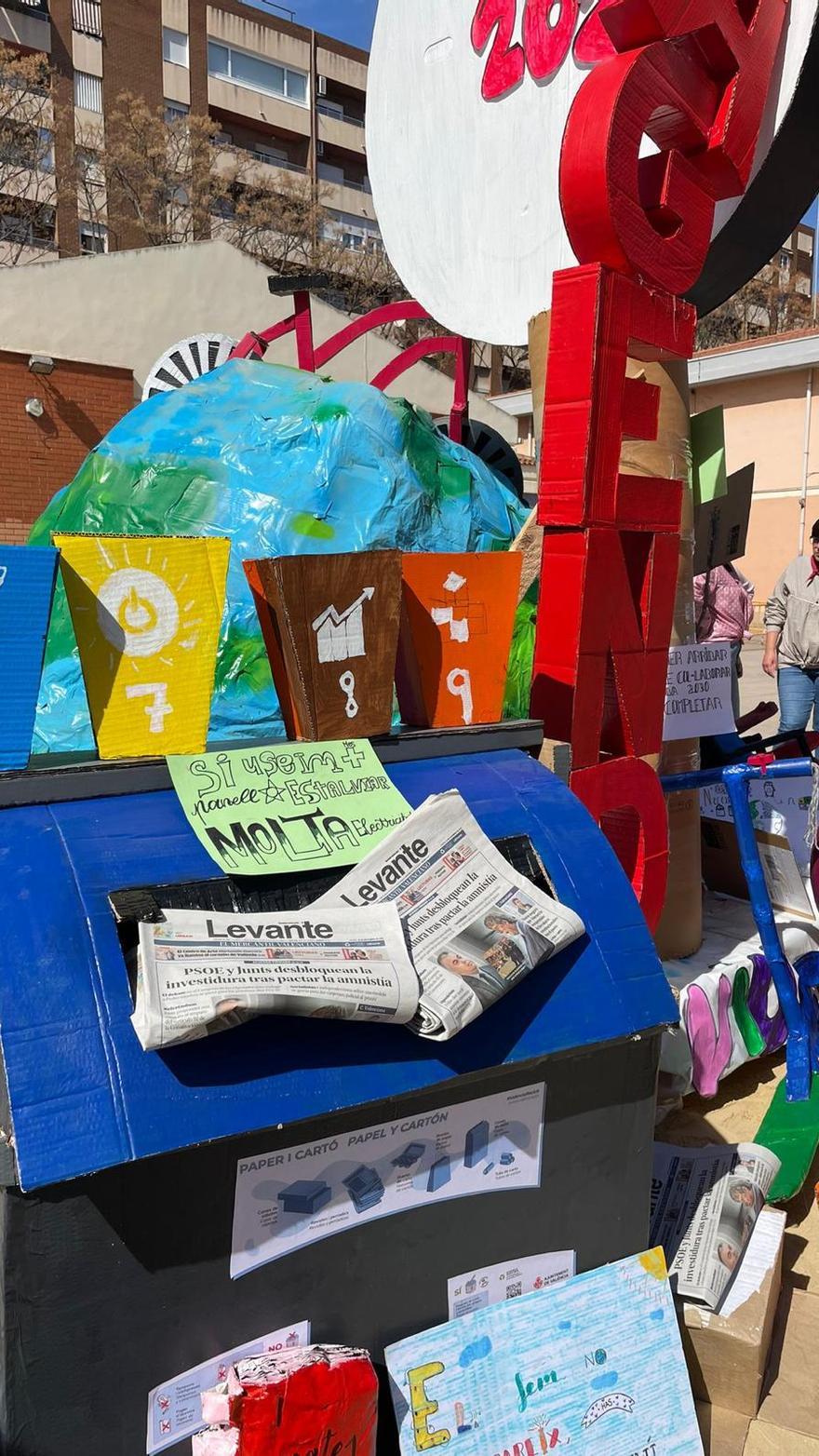 Falla del CEIP Ciudad de Bolonia de València, dins del seu projecte interdisciplinari "Viu el barri".