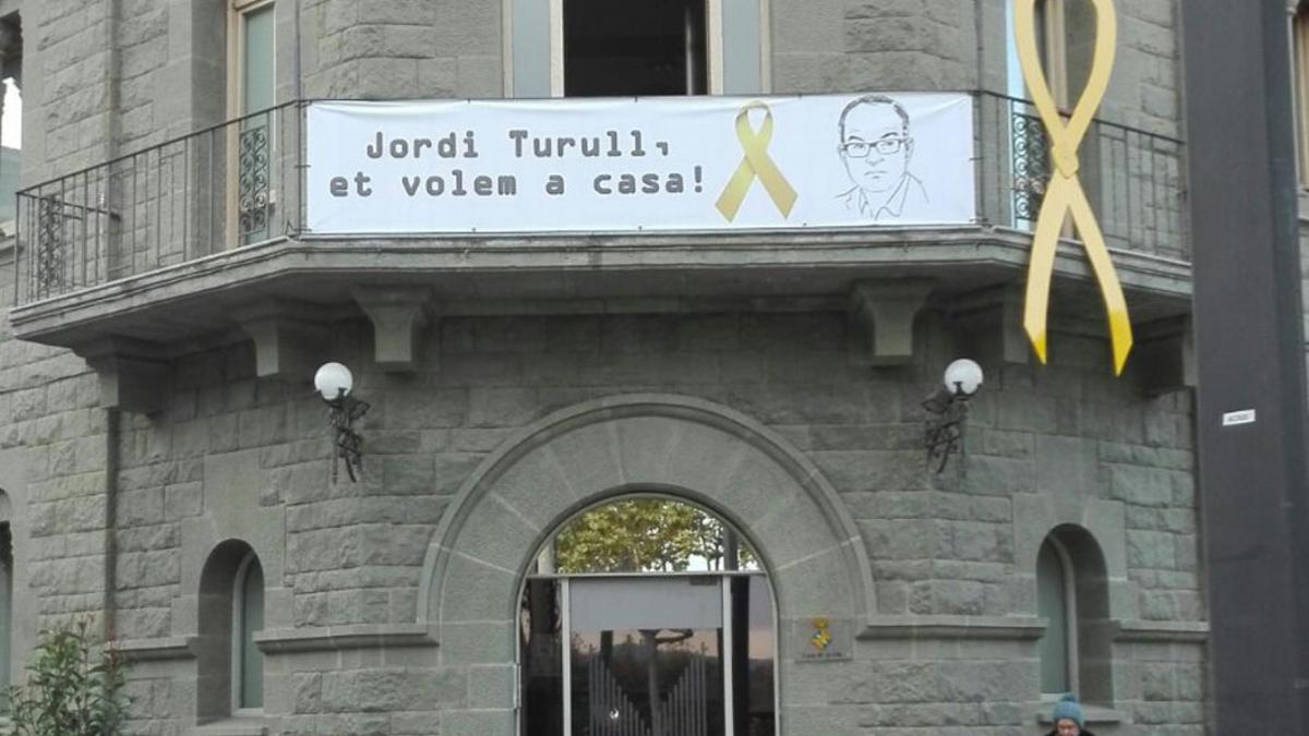 Pancarta en la fachada del Ayuntamiento de Parets pidiendo la liberación de Jordi Turull, vecino del municipio, instalada este viernes por orden de la alcaldía.