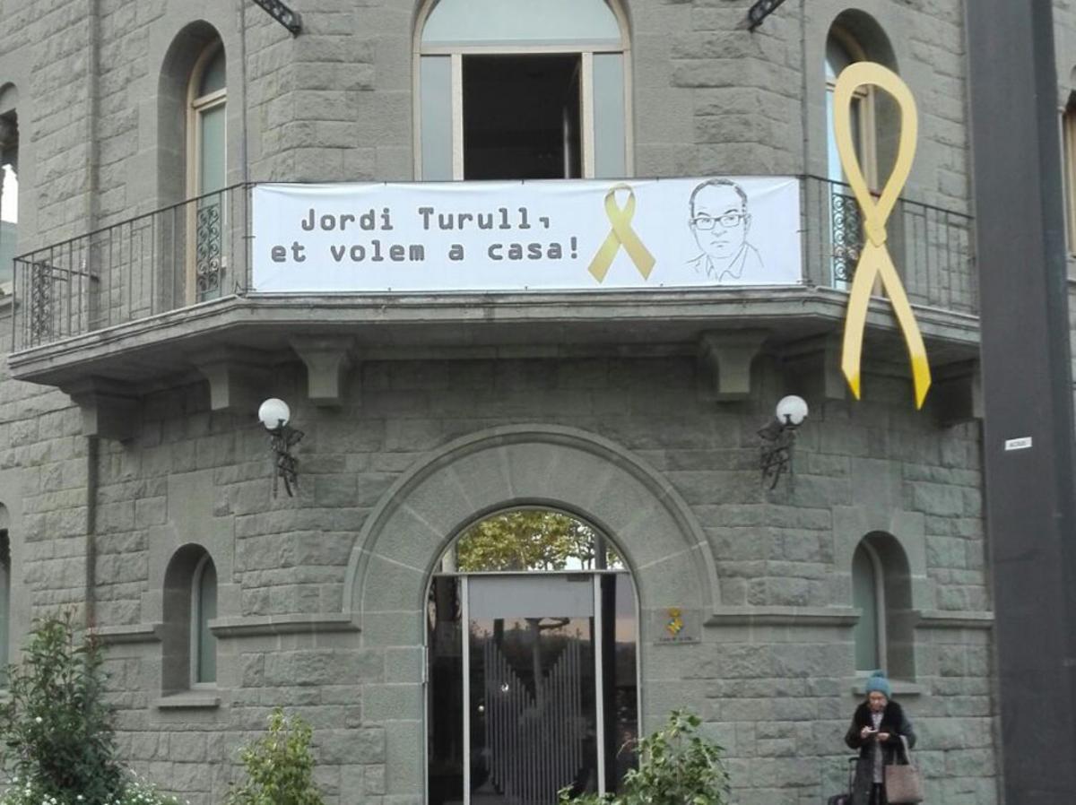 Pancarta a la façana de l’Ajuntament de Parets que demana l’alliberament de Jordi Turull, veí del municipi, instal·lada aquest divendres per ordre de l’alcaldia. 