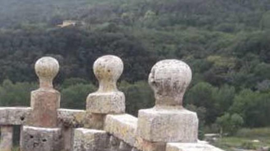 La balustrada de la torre ara està en males condicions.