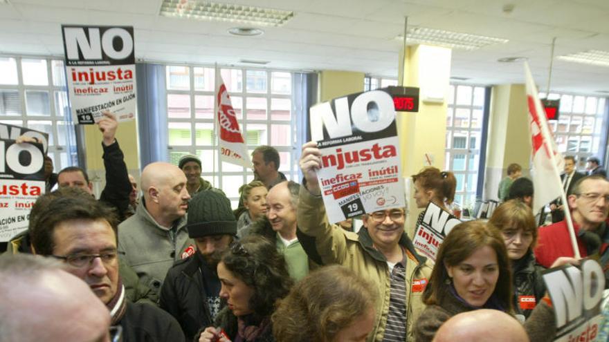 Manifestantes en una oficina del servicio de empleo.