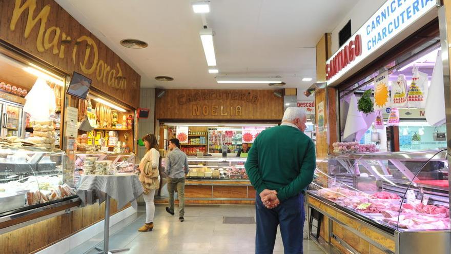 En el interior de la plaza hay cerca de una treintena de puestos de alimentación.