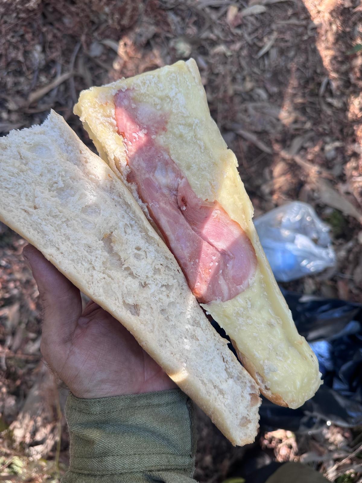 Un bocadillo que recibió en Bueu un trabajador del SPIF.