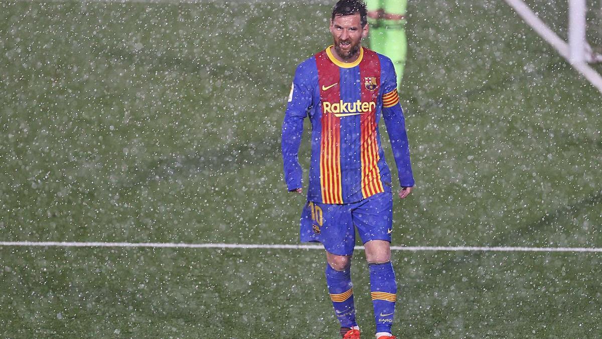 Messi, durante el aguacero que cayó ayer sobre Valdebebas. |  // EFE