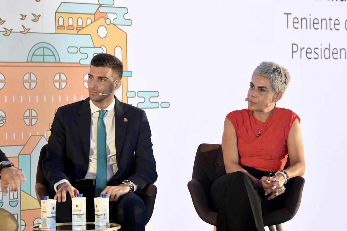 El alcalde de Alguazas, García Bernabé, y la alcaldesa de Beniel, Mari Carmen Morales, este martes en una de las mesas del Foro Municipalismo