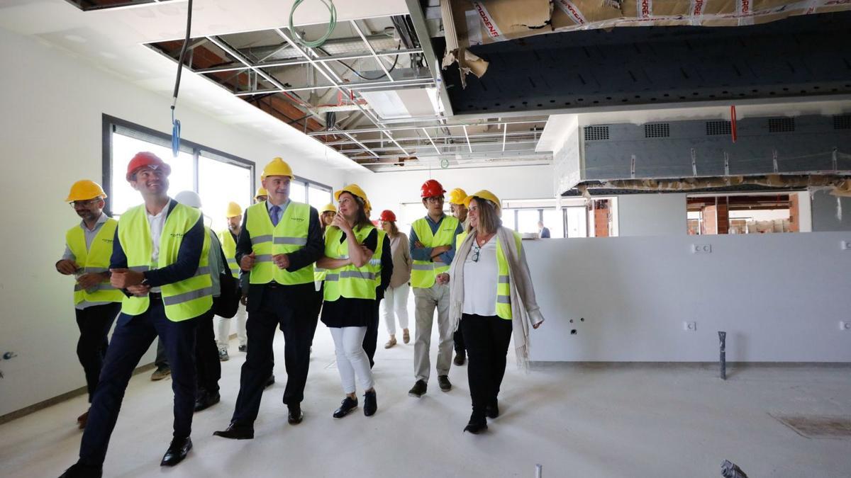 Vicent Marí, Francina Armengol y Iago Negueruela, en el centro, durante la última visita a las obras de la Escuela de Hostelería. | J. A. RIERA